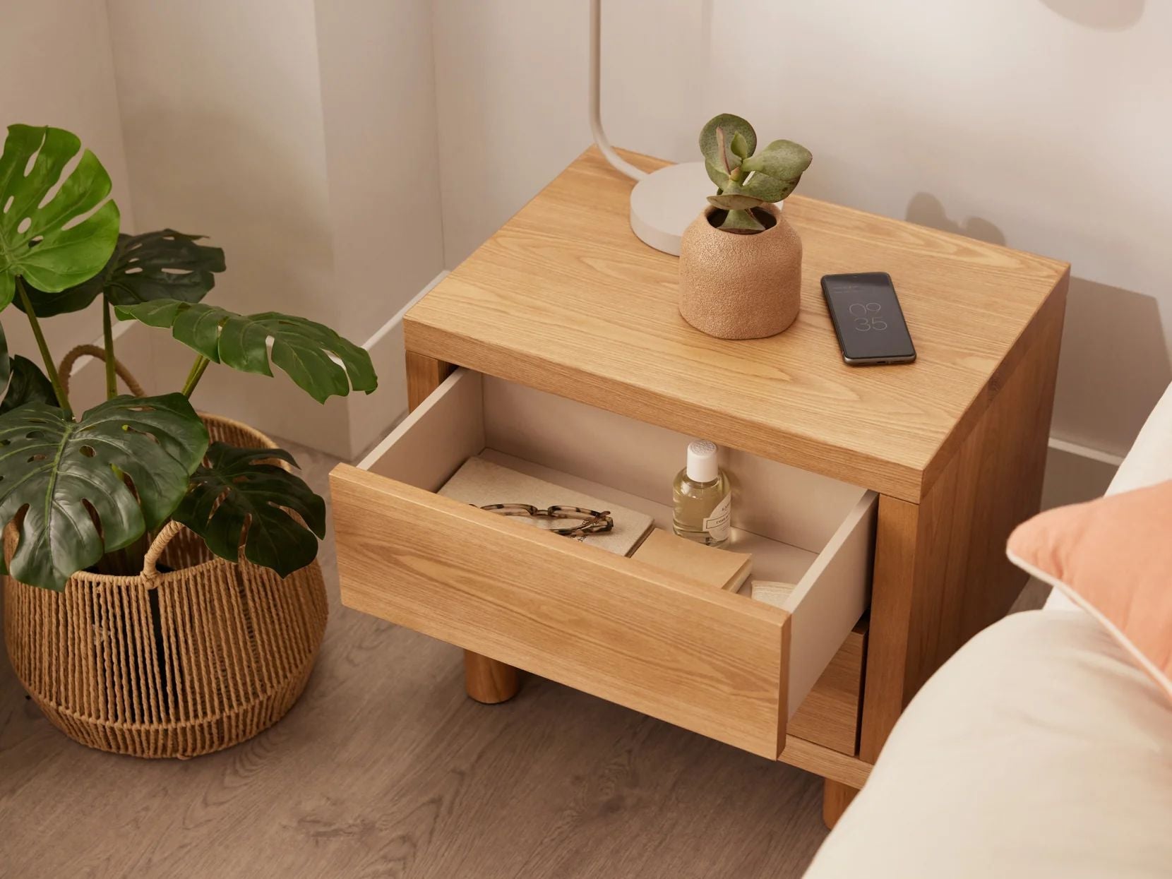 Solis Bedside